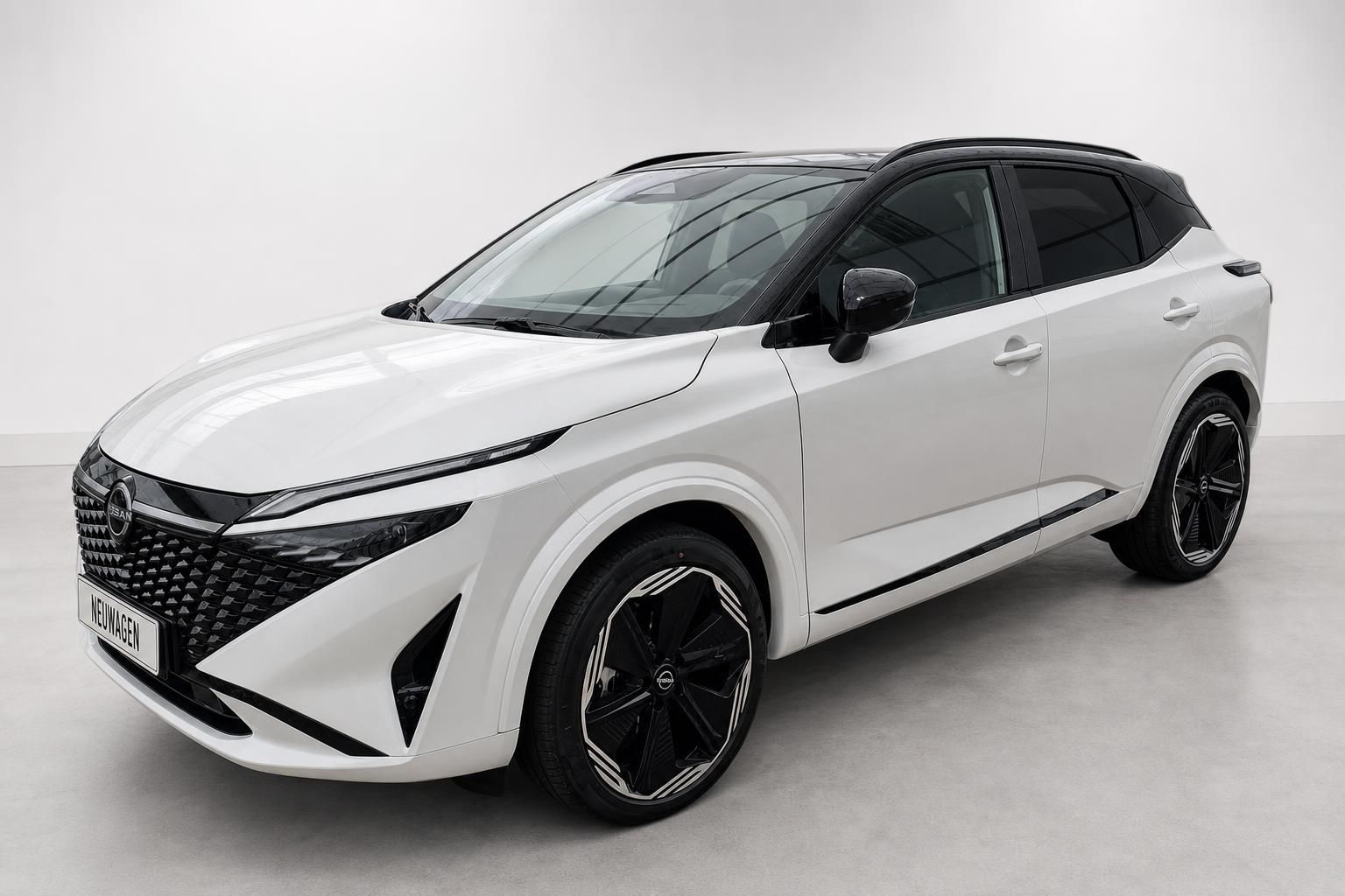 Nissan Qashqai weiß, Front-Seitenansicht mit Panoramadach
