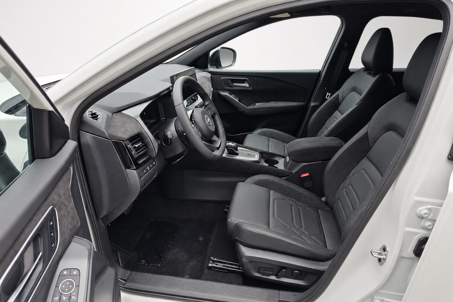 Nissan Innenraum mit schwarzen Lederpolstern und Cockpit, Fahrertür geöffnet