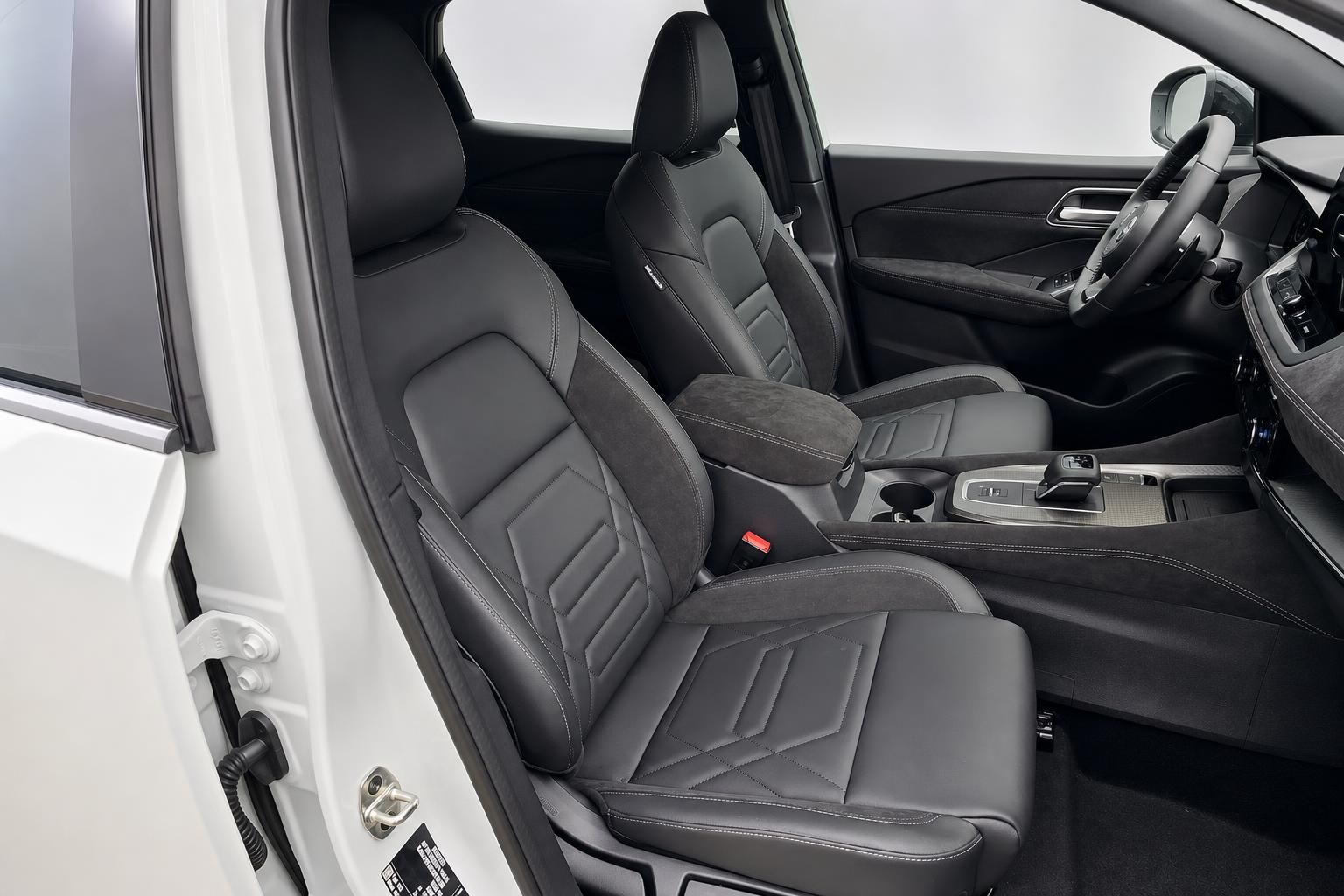 Nissan Vordersitze schwarz mit Armlehne und Mittelkonsole im Detail