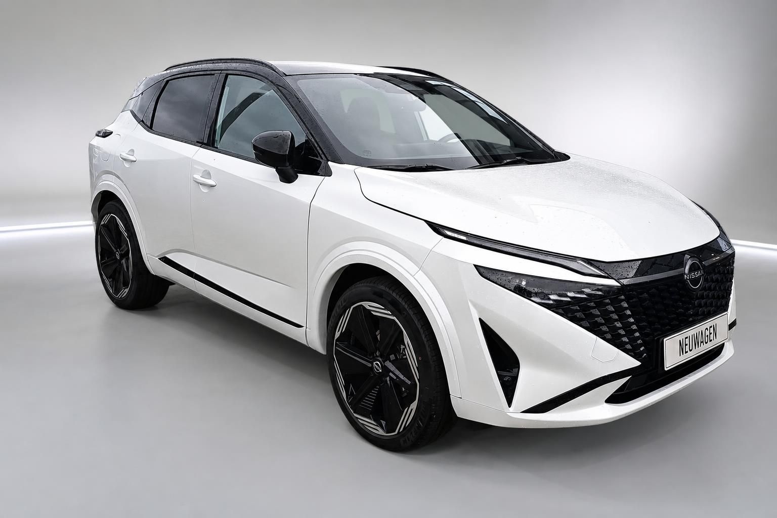 Nissan Qashqai weiß Frontansicht schräg im Studio