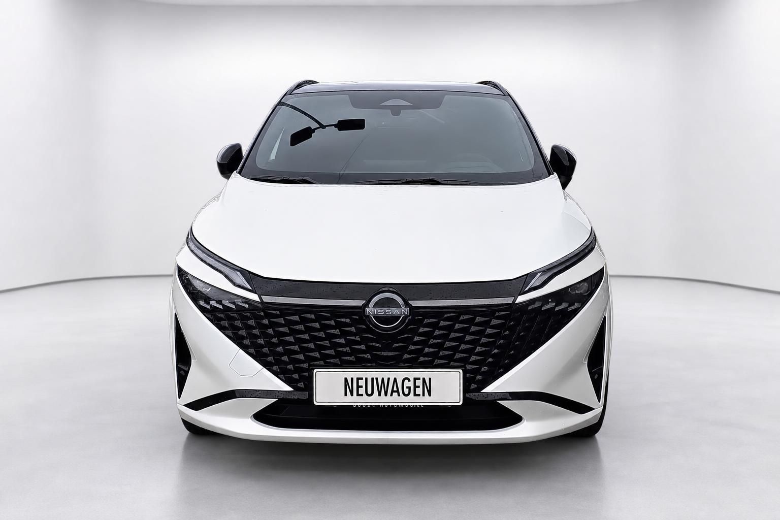 Nissan Qashqai weiß Frontansicht im Fotostudio