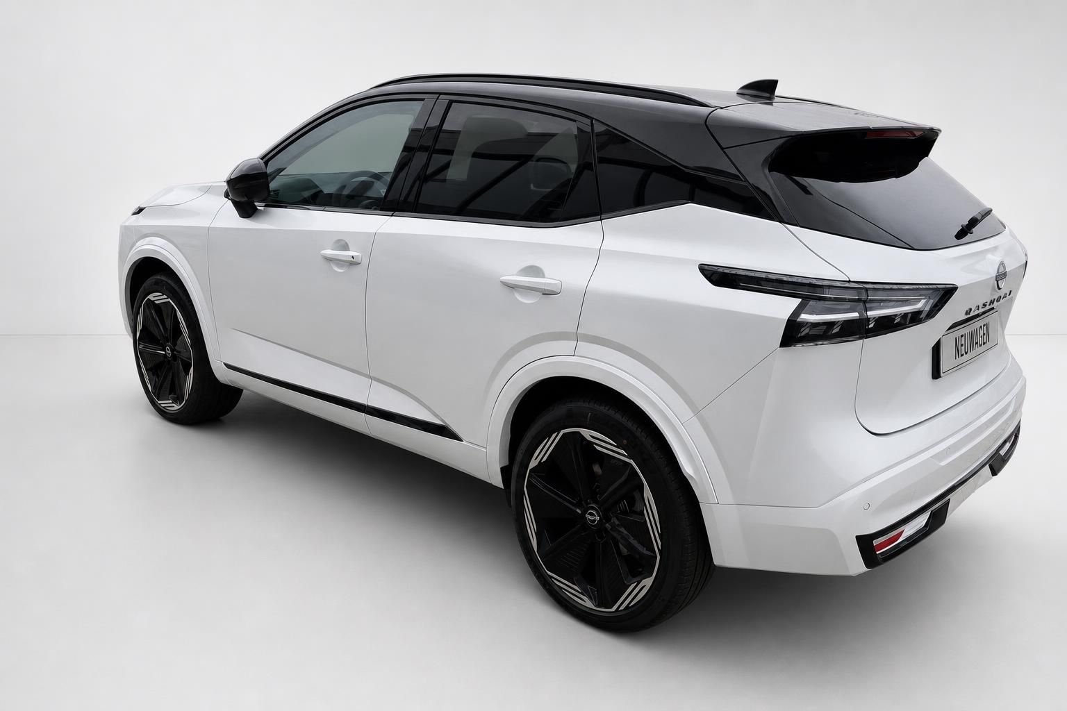 Nissan Qashqai weiß Heckansicht schräg im Studio