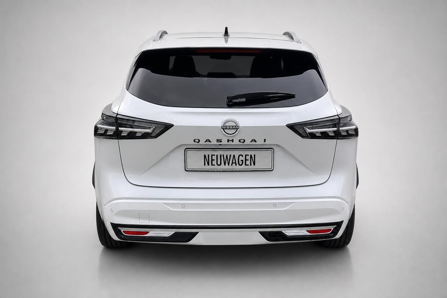 Nissan Qashqai weiß, Heckansicht im Studio