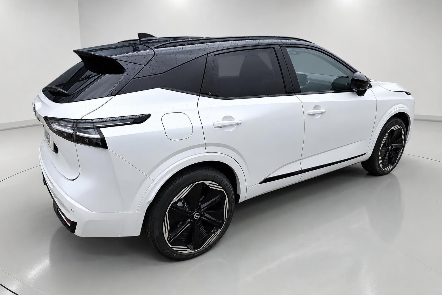 Nissan Qashqai weiß, Seiten-Heckansicht mit Alufelgen