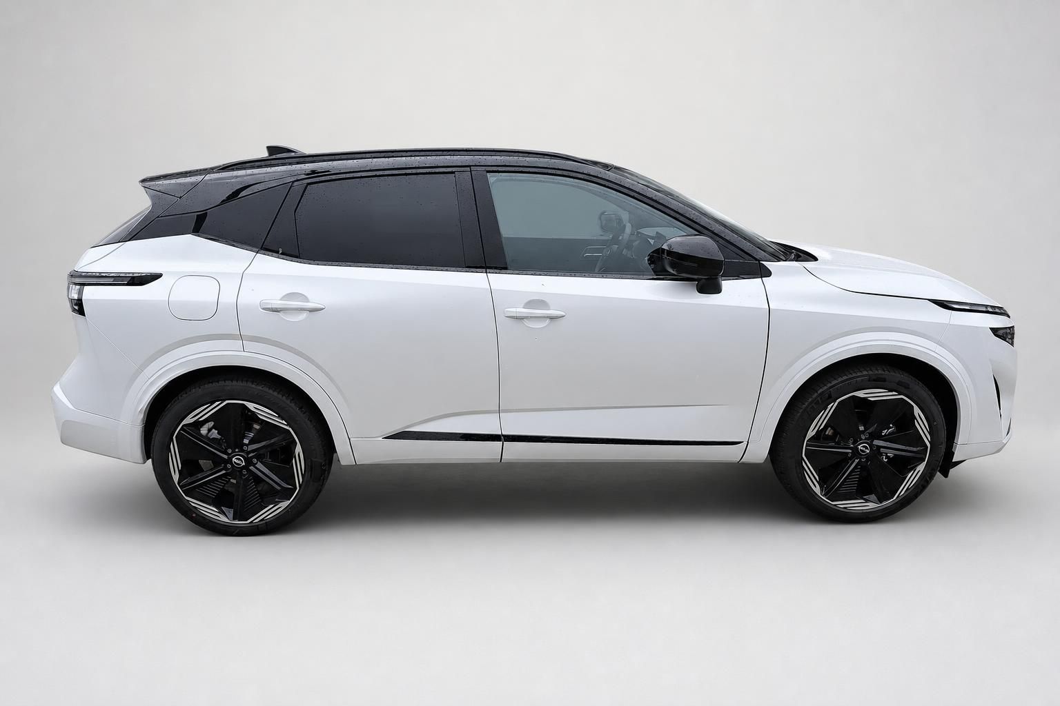 Nissan Qashqai weiß, Seitenansicht im Profil