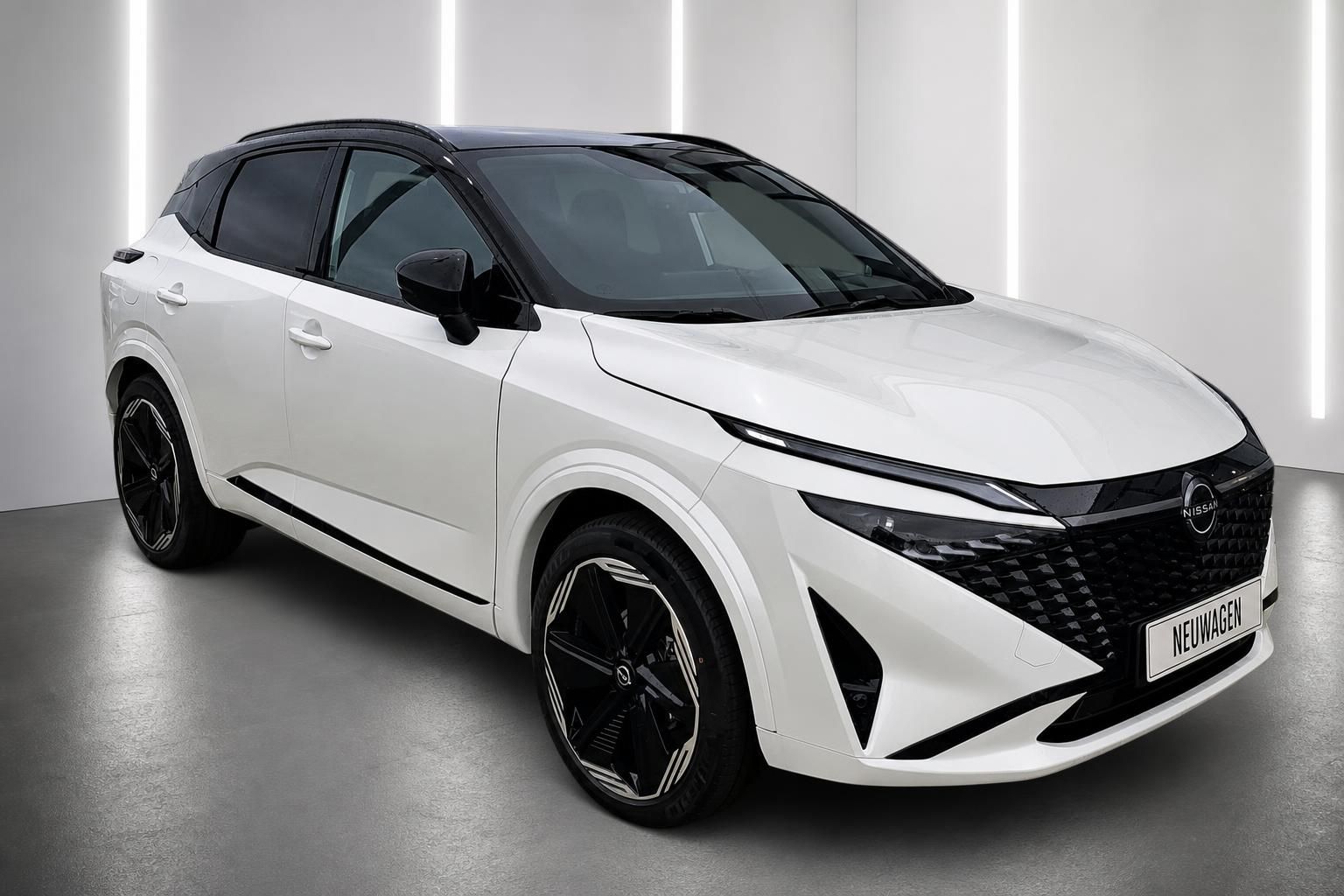 Nissan Qashqai weiß, Frontansicht schräg im Studio