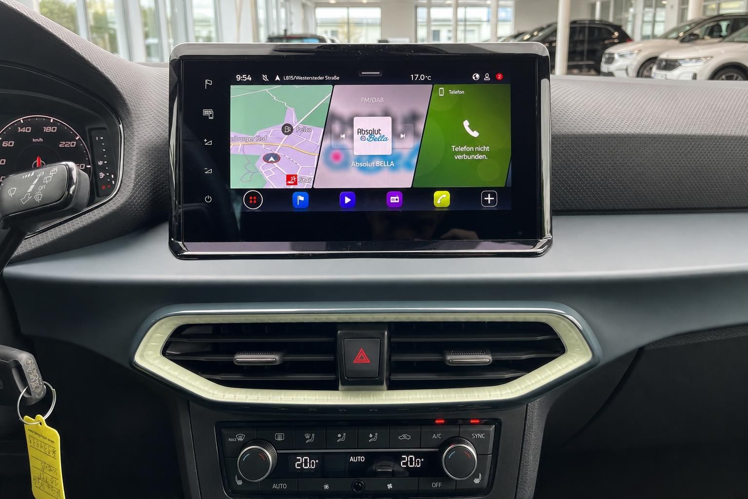 SEAT Infotainment-Display mit Navigation, Radio und Telefonfunktion im Cockpit