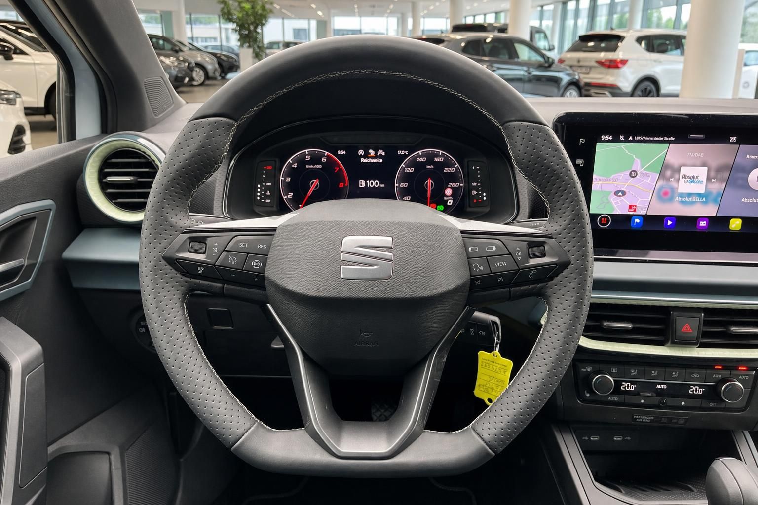 Seat Lenkrad mit Cockpit und Navigationsdisplay im Fahrzeuginnenraum