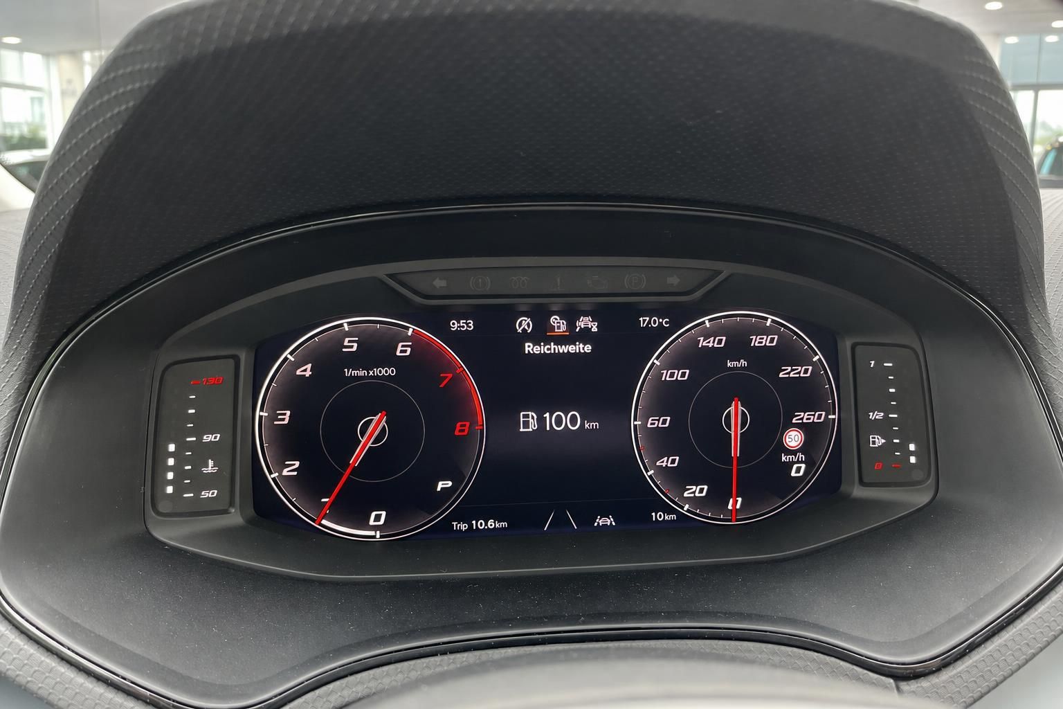 Digitales Kombiinstrument mit Drehzahlmesser und Tachoanzeige im Auto