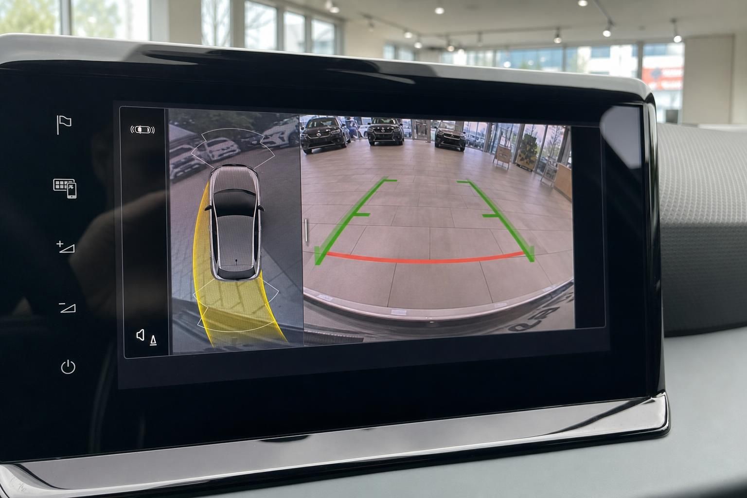 Rueckfahrkamera mit 360-Grad-Ansicht auf dem Infotainment-Display