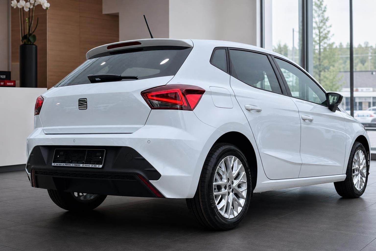 Weißer SEAT Ibiza Heck-Seitenansicht im Showroom