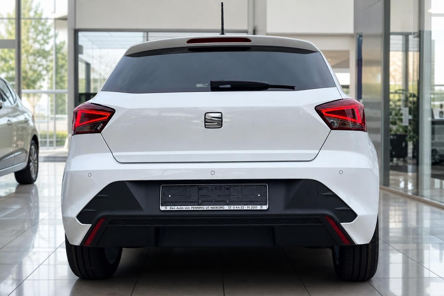 Weißer SEAT Ibiza Heckansicht mit Rückleuchten im Showroom