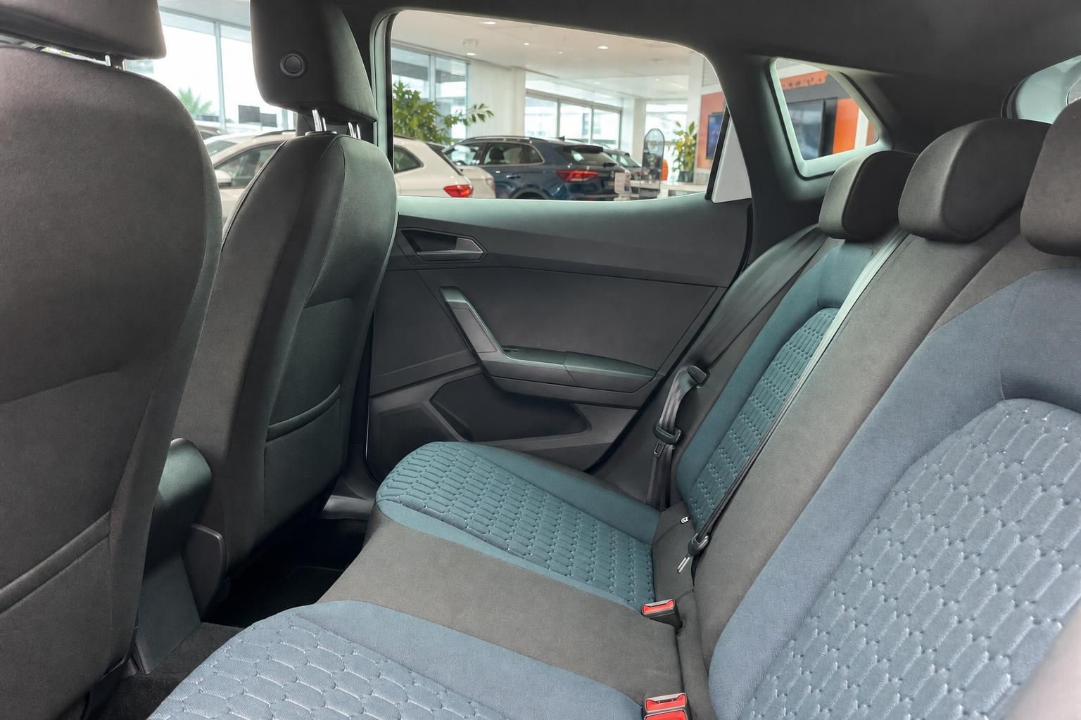 SEAT Rücksitzbank mit blauem Stoffbezug und Blick durch die Seitentür