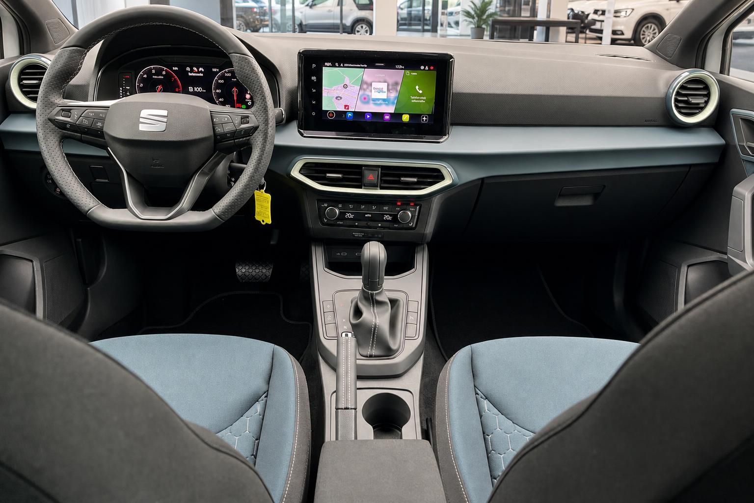 SEAT Cockpit mit Lenkrad, Touchscreen-Navigation und Klimabedienung im Detail