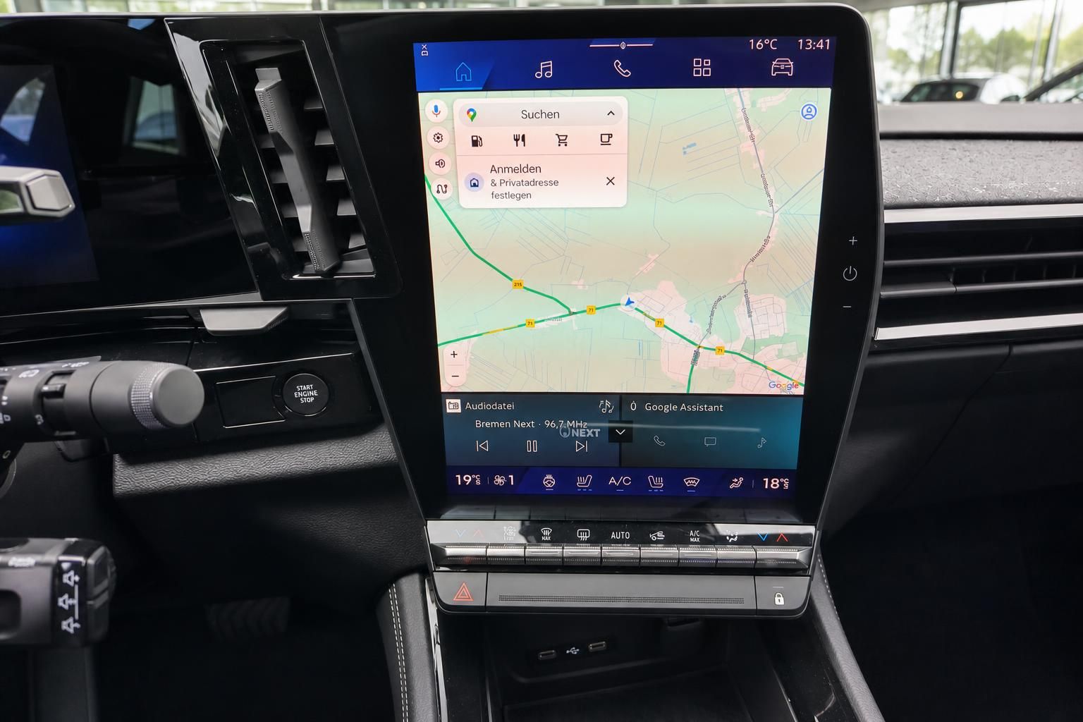 Auto Infotainment Touchscreen mit Navigation und Klimaanlagensteuerung