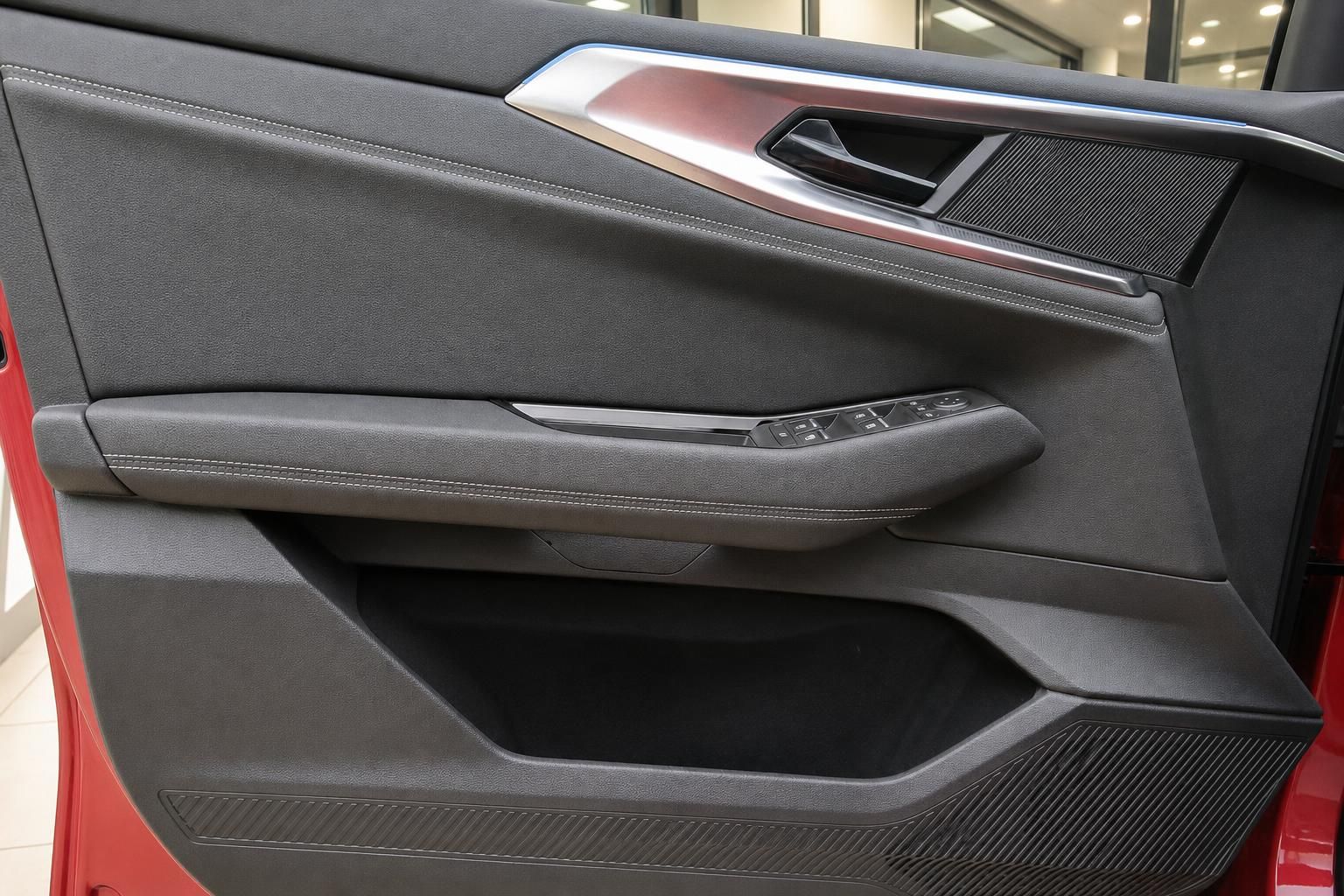 Auto Türverkleidung innen mit Fensterheberschaltern und Chromakzenten