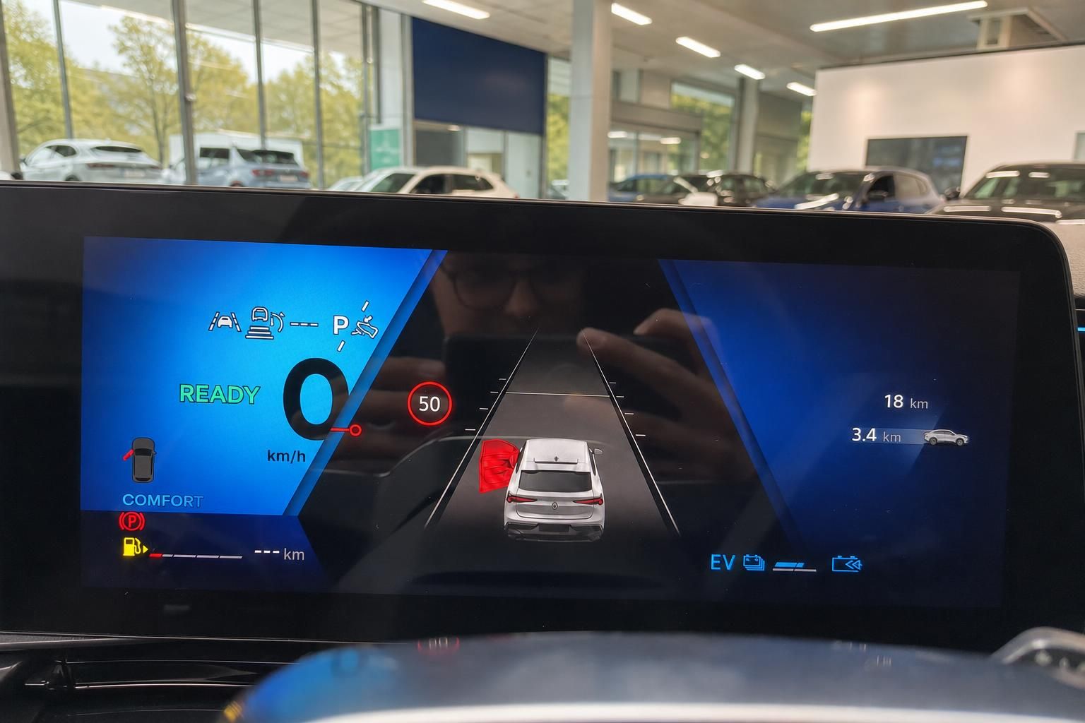 Digitales Armaturenbrett mit Fahrassistenzsystem und Navigationsdisplay