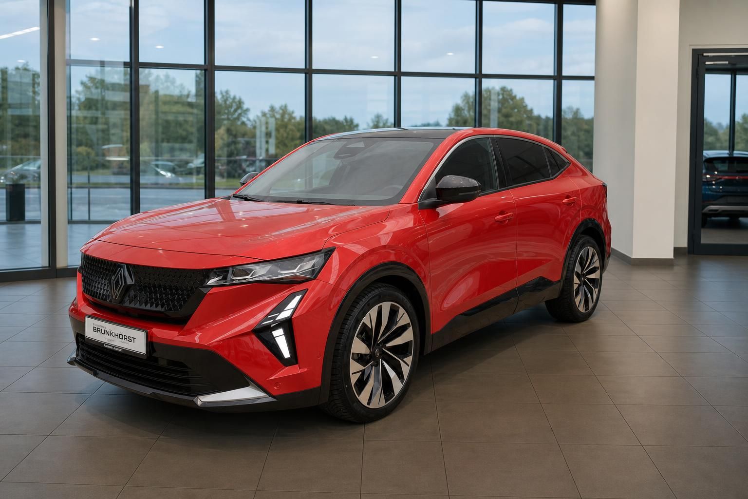 Roter Renault Rafale SUV Seitenansicht im Autohaus Showroom