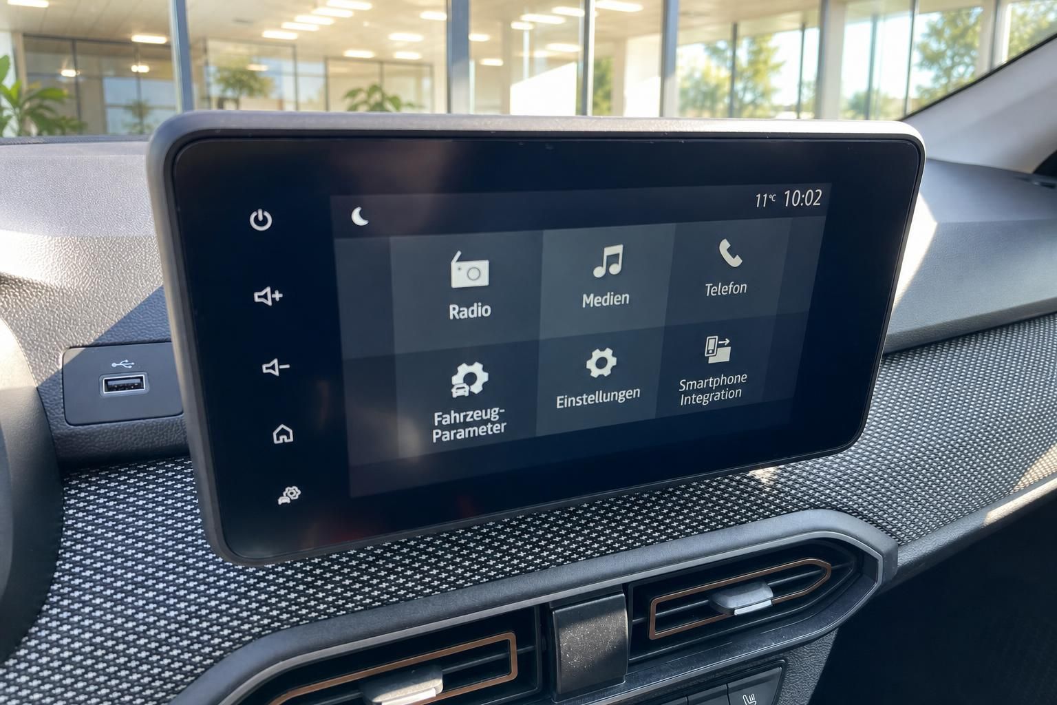 Dacia Sandero Infotainment-System mit Touchscreen und Bedienmenü im Fahrzeug-Innenraum