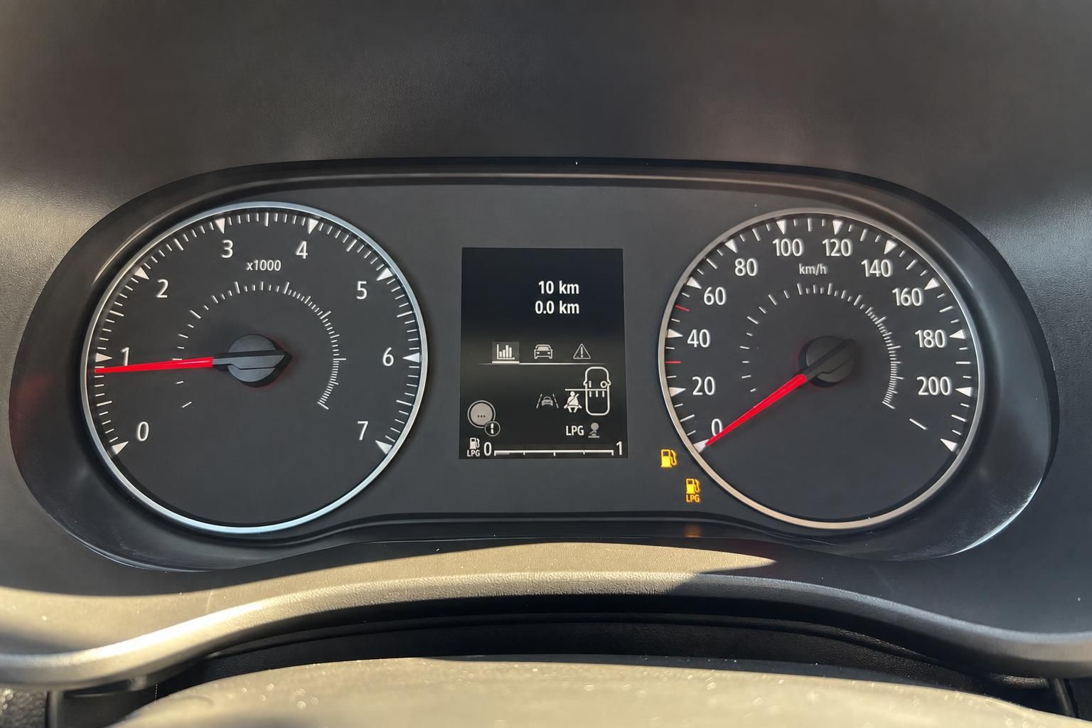 Dacia Sandero Armaturenbrett mit Tacho, Drehzahlmesser und digitalem Display im Innenraum