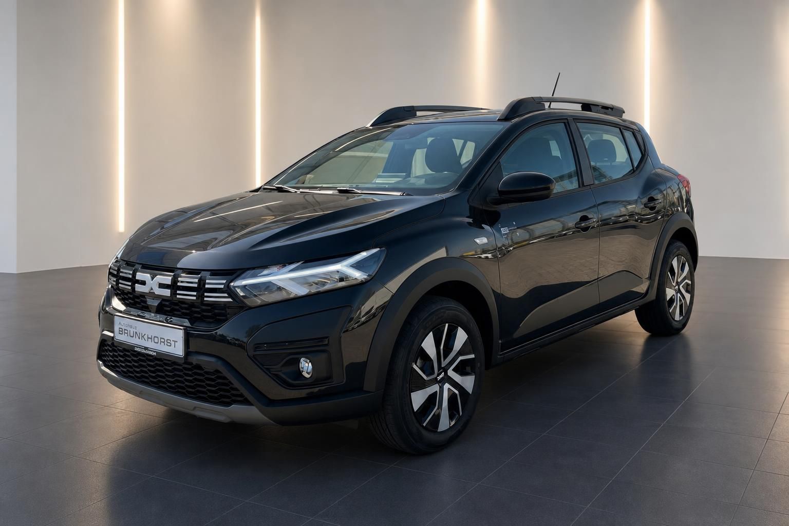 Schwarzer Dacia SUV in moderner Ausstellung - elegantes Fahrzeug mit Panoramadach und Alufelgen