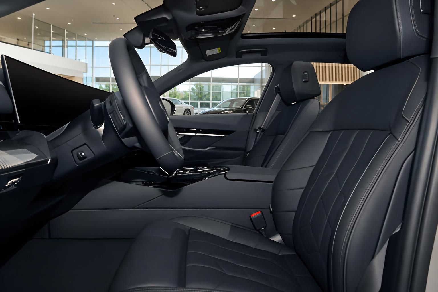 BMW Innenraum mit schwarzen Ledersitzen und Panoramadach im Autohaus