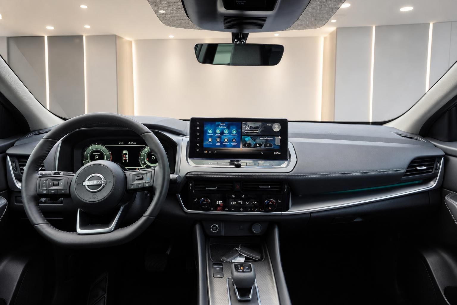 Nissan Innenraum mit Cockpit, Lenkrad und Infotainment-Display
