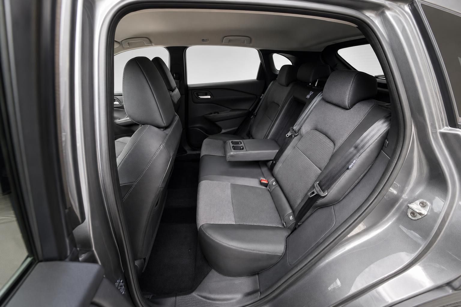 Blick auf die Rücksitze eines Nissan durch die geöffnete Tür