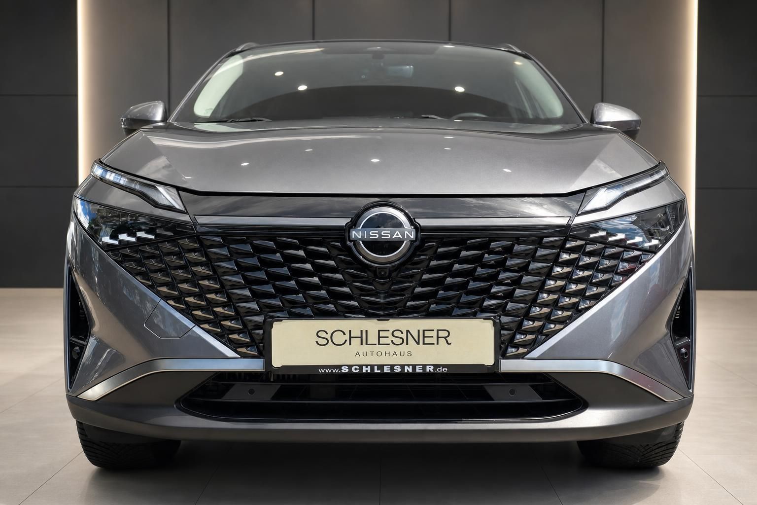 Nissan Qashqai Frontansicht mit Kühlergrill und Nissan Logo