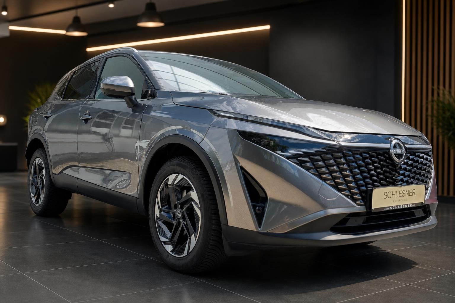 Nissan Qashqai in Bronze-Grau Frontansicht im Autohaus Schlesner