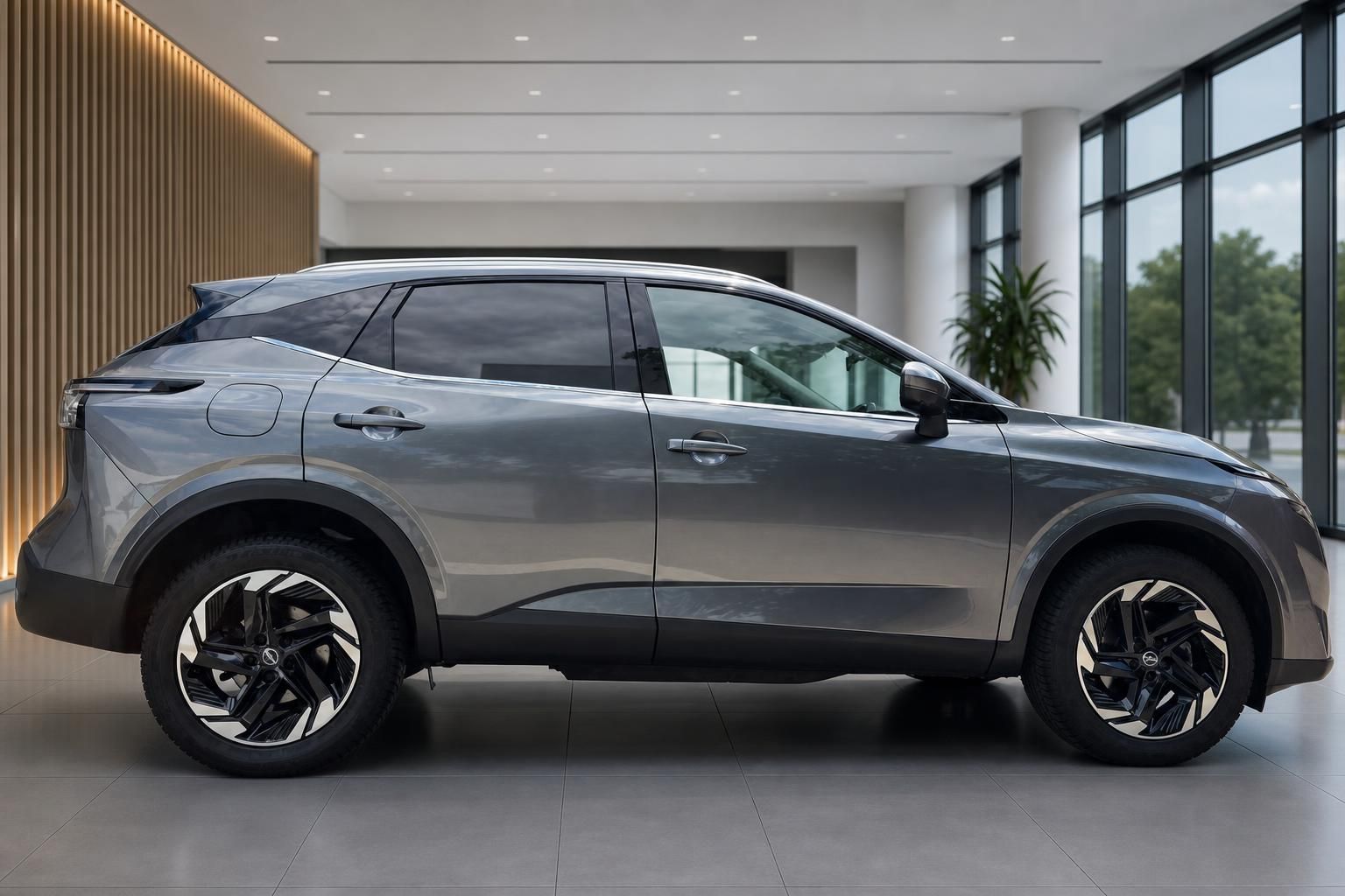 Nissan Qashqai grau Seitenansicht im modernen Showroom