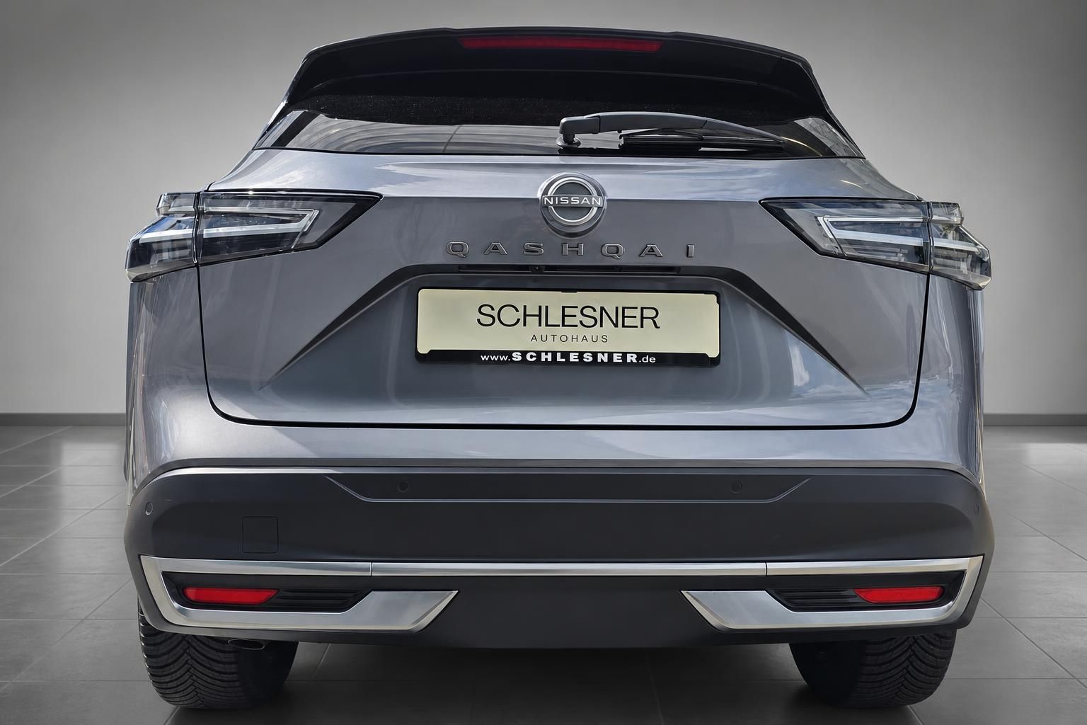Nissan Qashqai grau, direkte Heckansicht mit Rueckleuchten