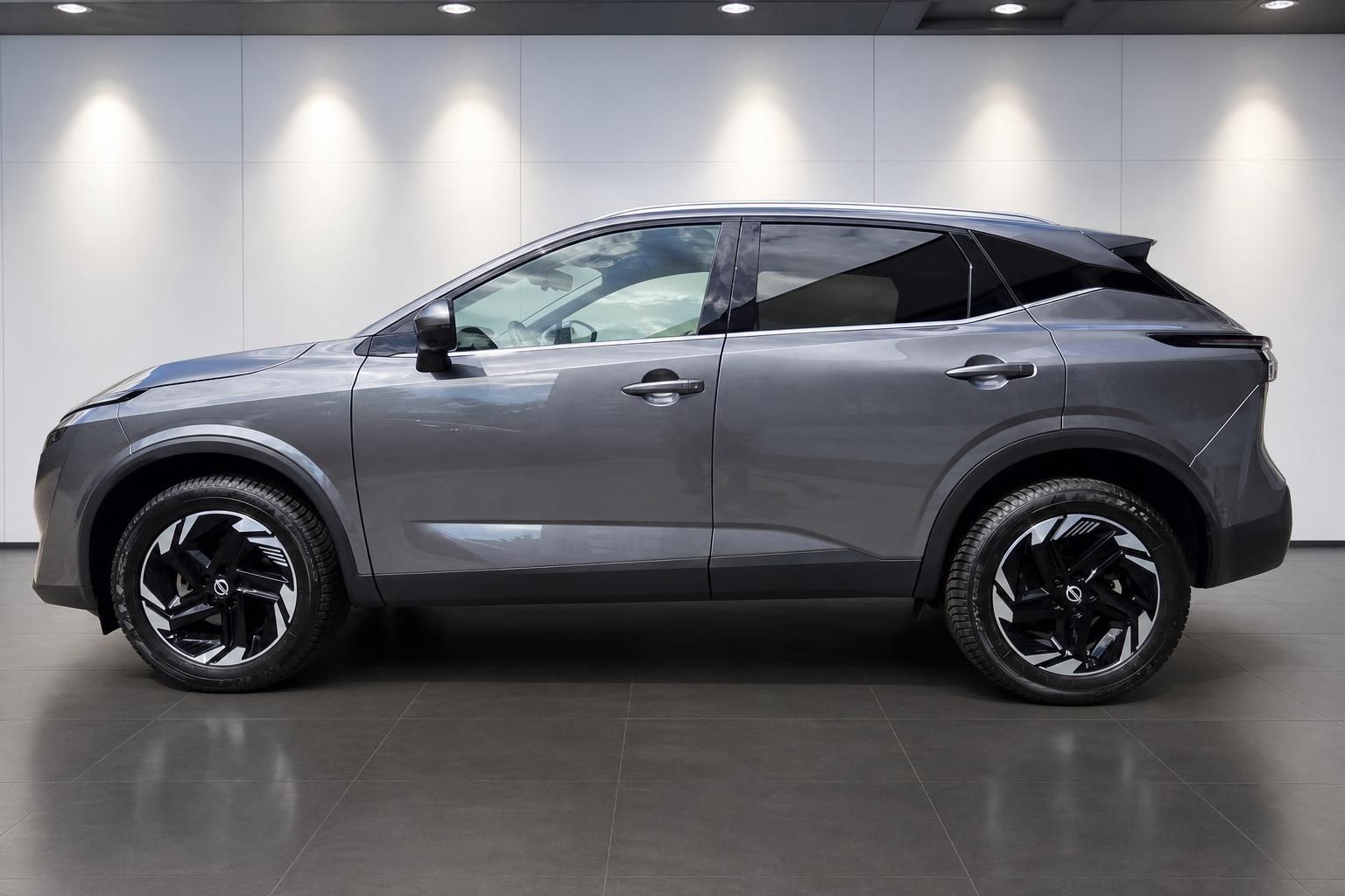 Nissan Qashqai grau, Seitenansicht im Autohaus Showroom
