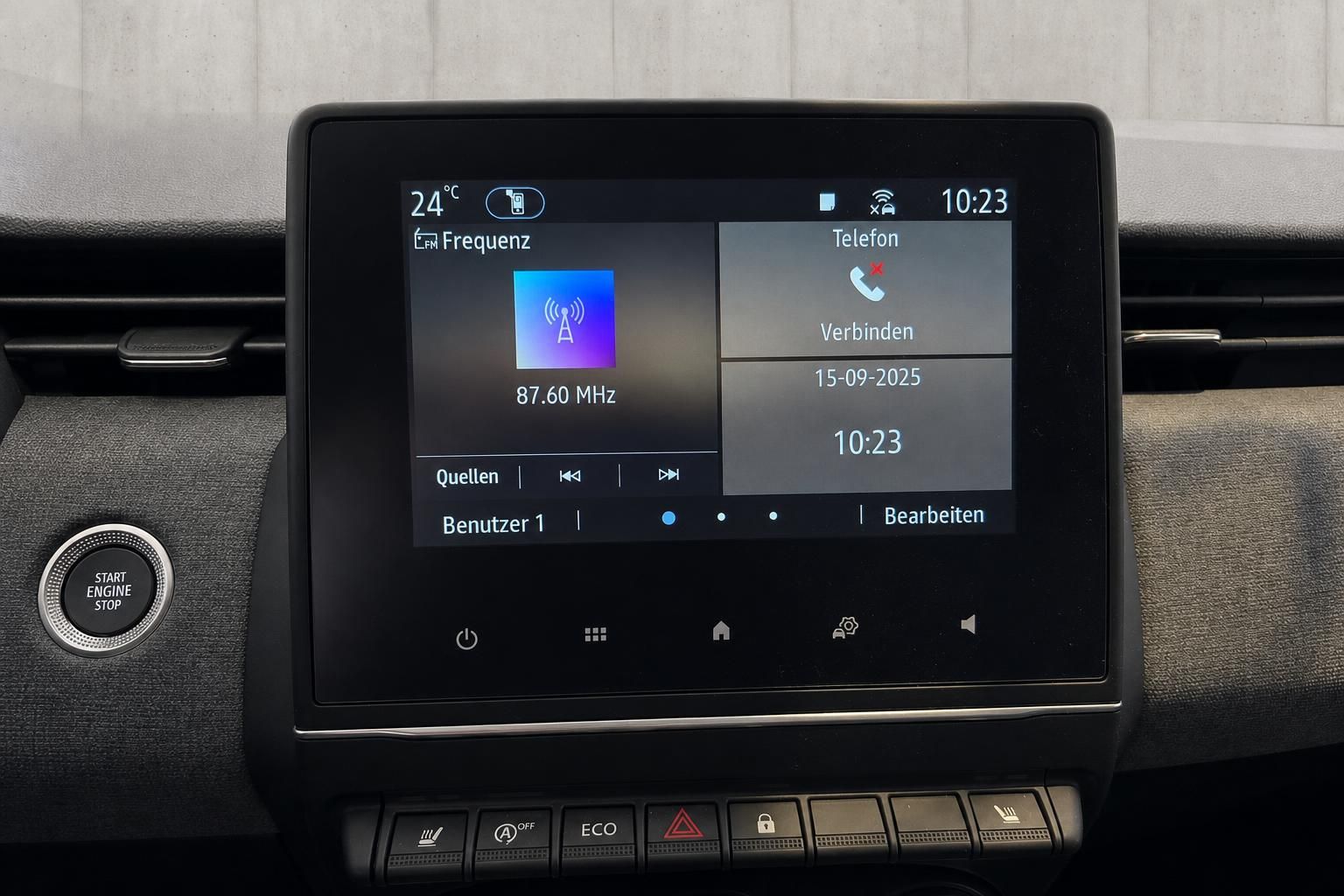 Infotainment-Touchscreen mit Radio und Telefonfunktion im Fahrzeug