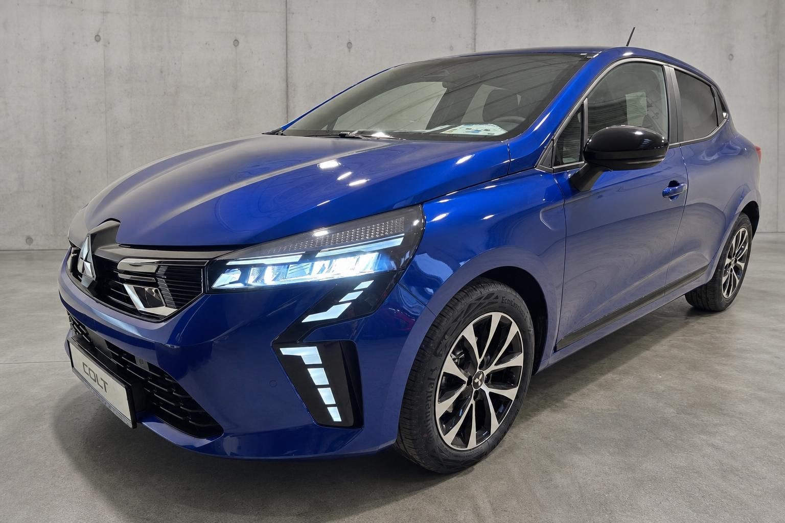 Mitsubishi Colt blau metallic Frontansicht schraeg von vorne im Studio