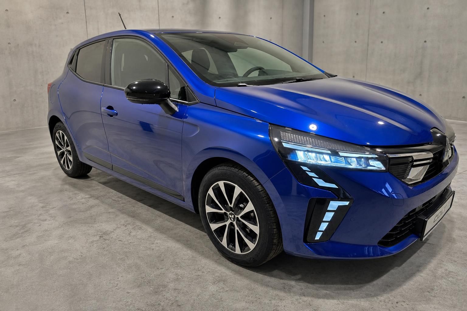 Mitsubishi Colt blau metallic Seitenansicht vorne mit LED-Scheinwerfern