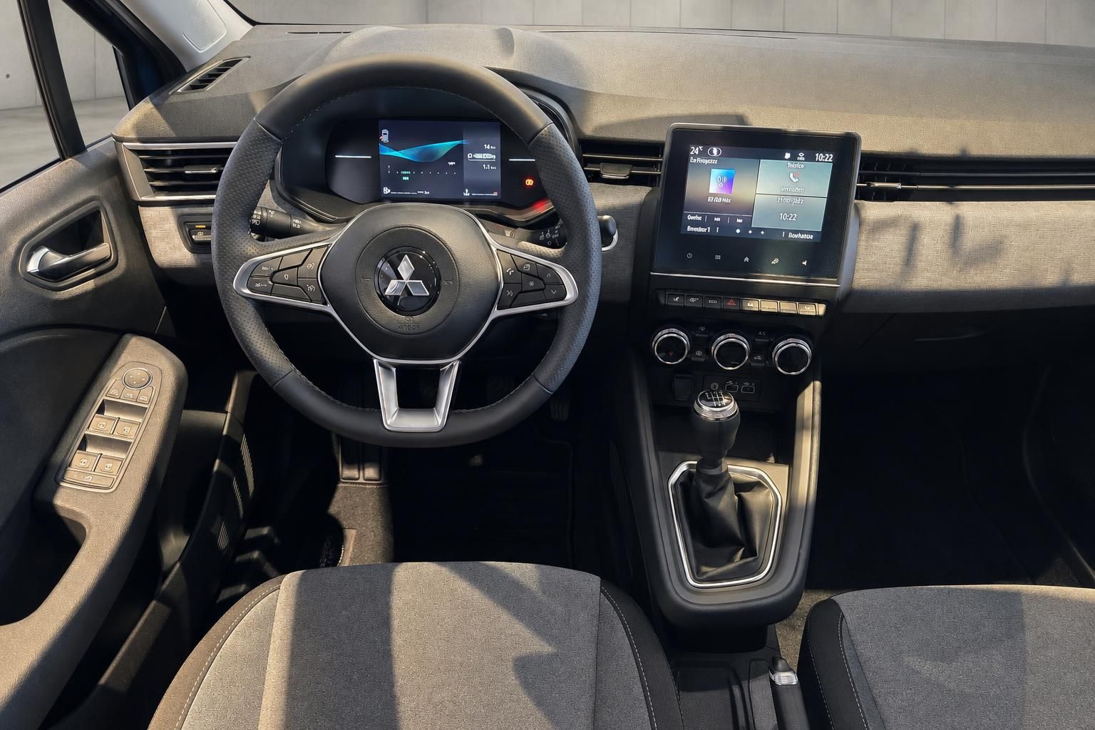 Mitsubishi Cockpit mit Lenkrad und Digitalanzeige im Innenraum