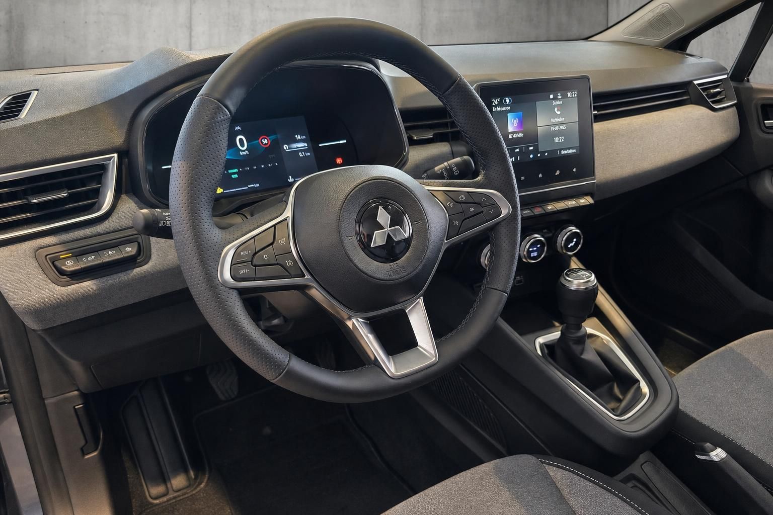 Mitsubishi Cockpit mit Lenkrad und digitalem Tacho im Innenraum