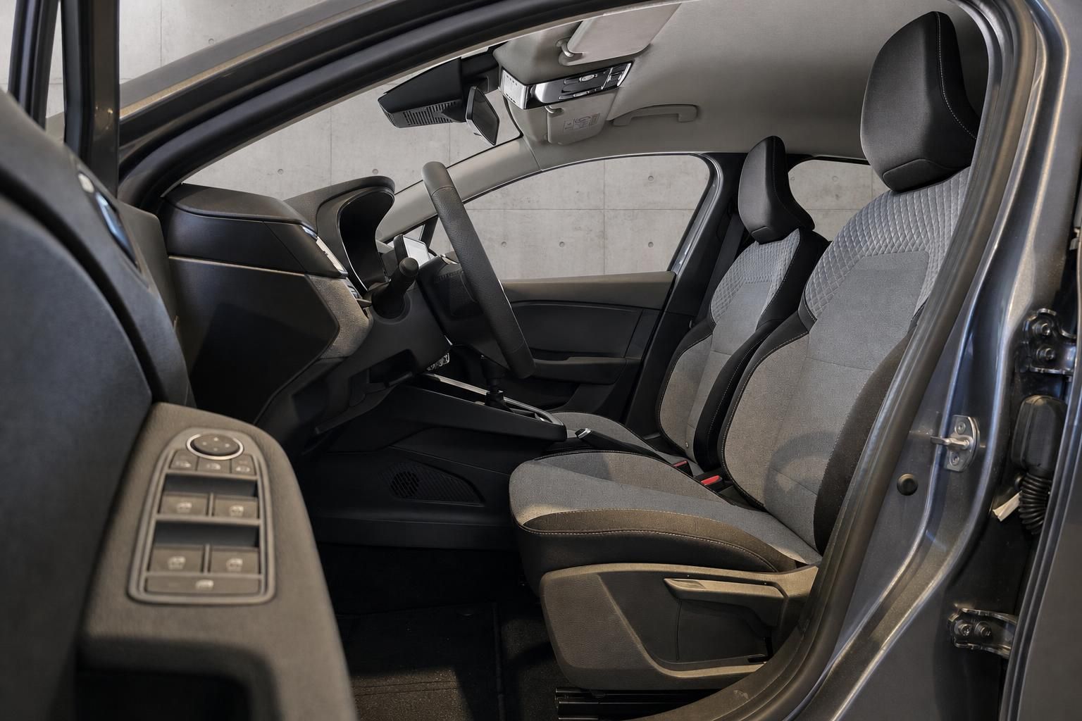 Fahrzeuginnenraum mit Vordersitzen und Cockpit durch geöffnete Tür