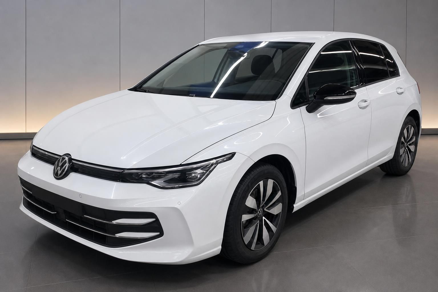 VW Golf weiß Frontansicht Seitenprofil Showroom