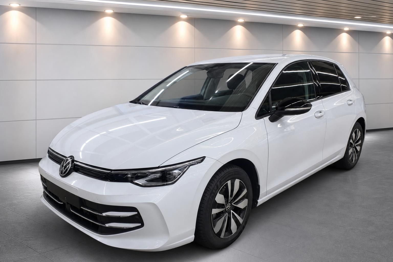 VW Golf weiß Frontansicht schräg im Showroom