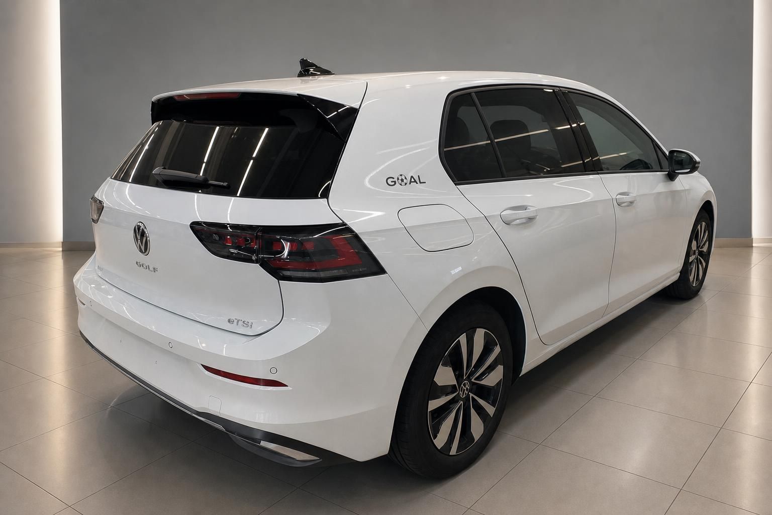 VW Golf weiß Heckansicht seitlich im Autohaus