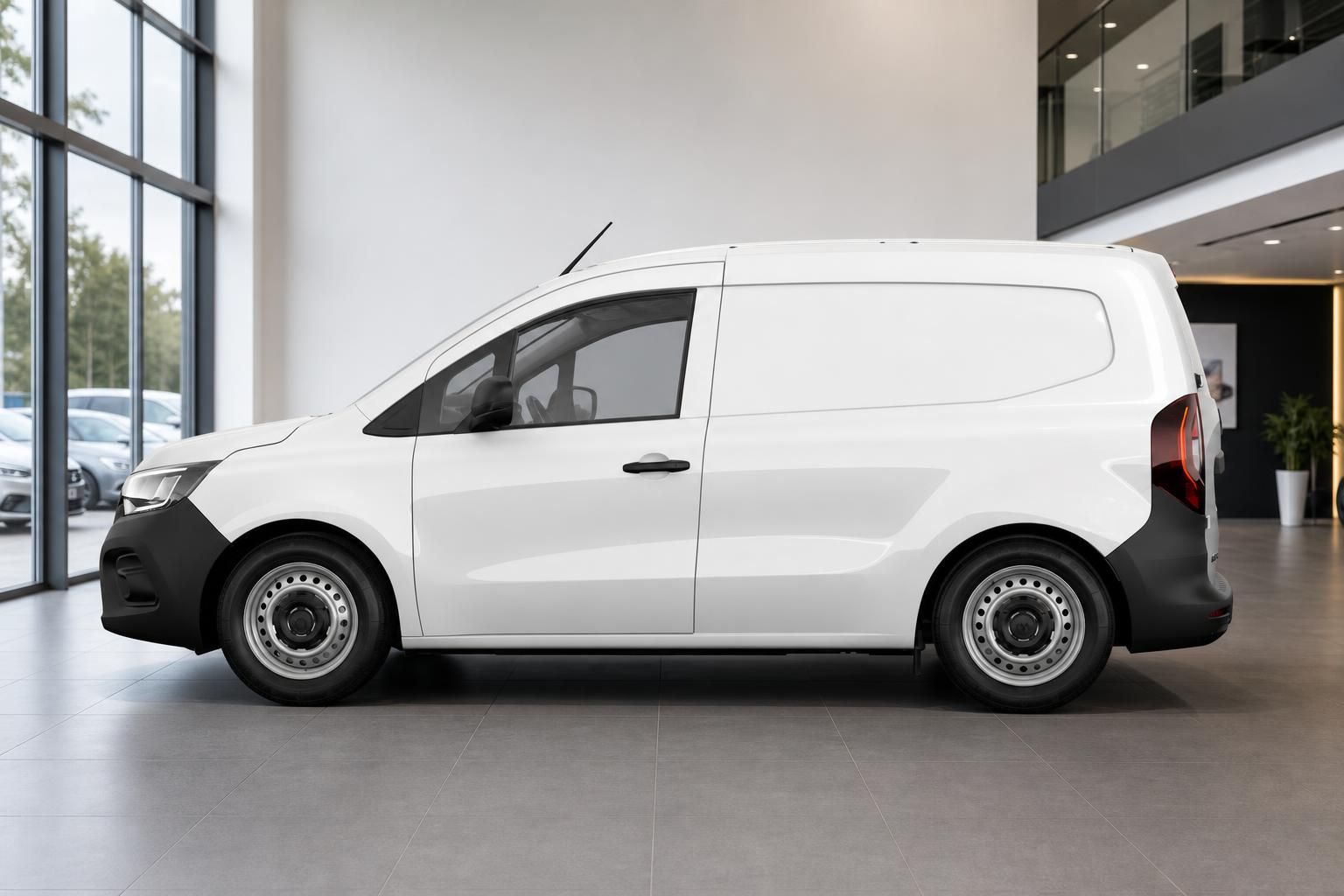 Weißer Renault Kangoo Van seitlich im Autohaus präsentiert