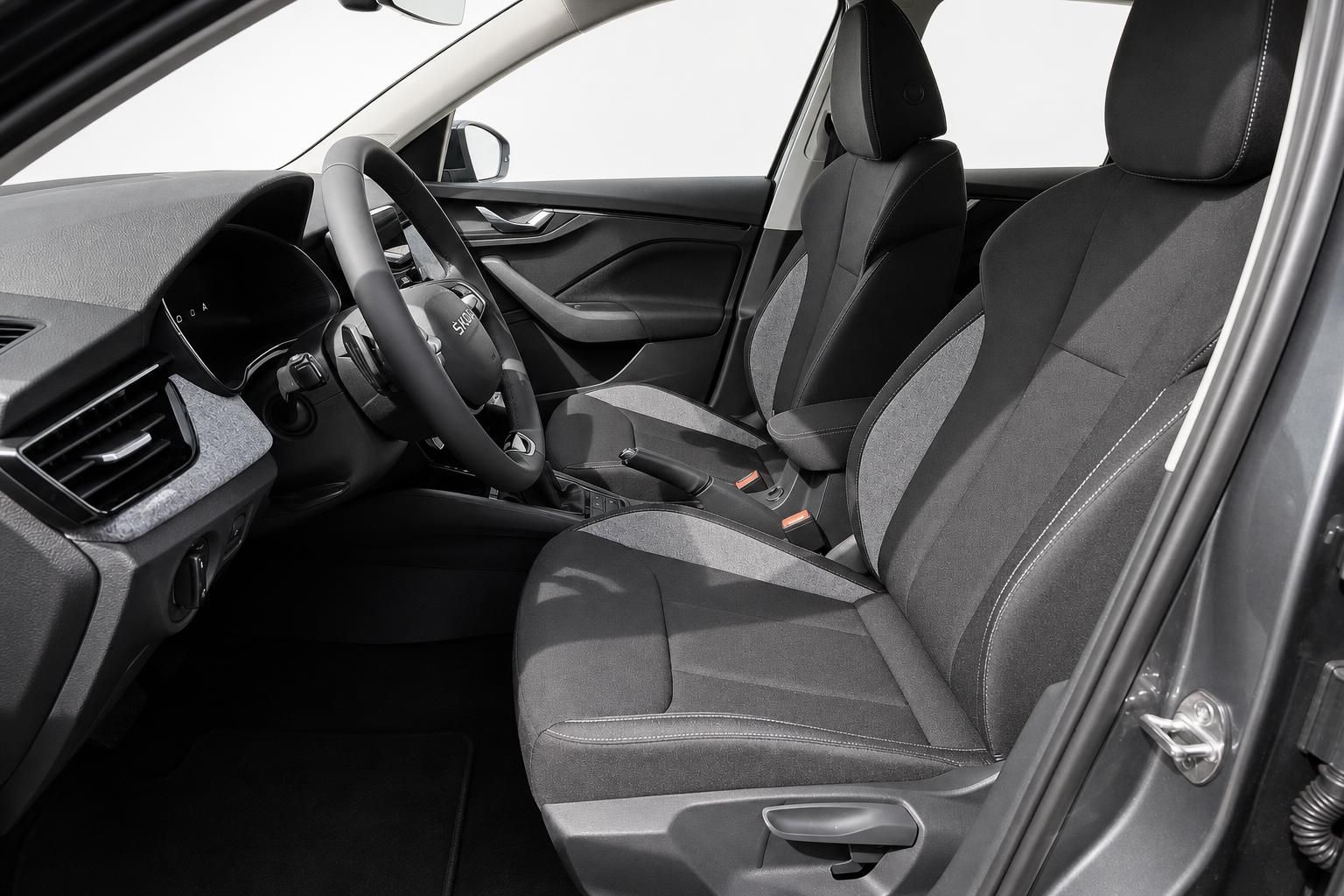 Skoda Innenraum mit schwarzen Stoffsitzen und Lenkrad im Detail
