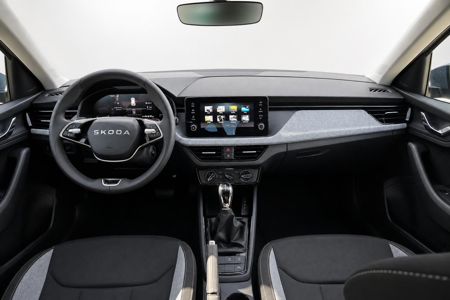 Skoda Cockpit mit Lenkrad, Touchscreen und digitalem Tacho im Detail