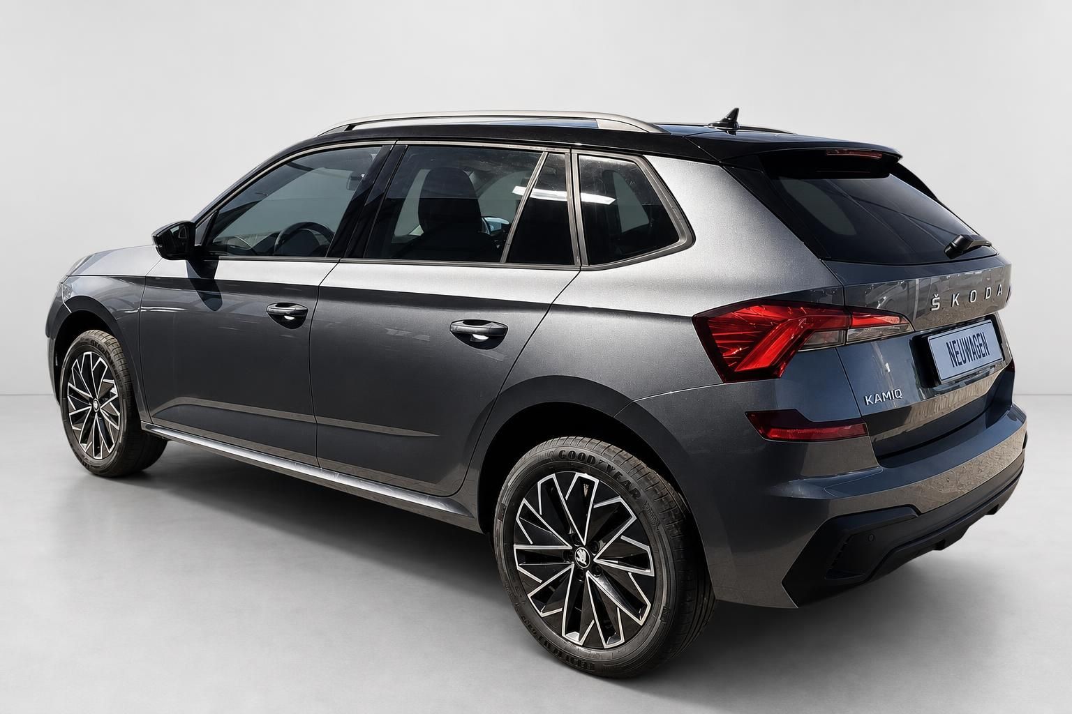 Škoda Kamiq in Grau, Heckansicht schräg im Fotostudio