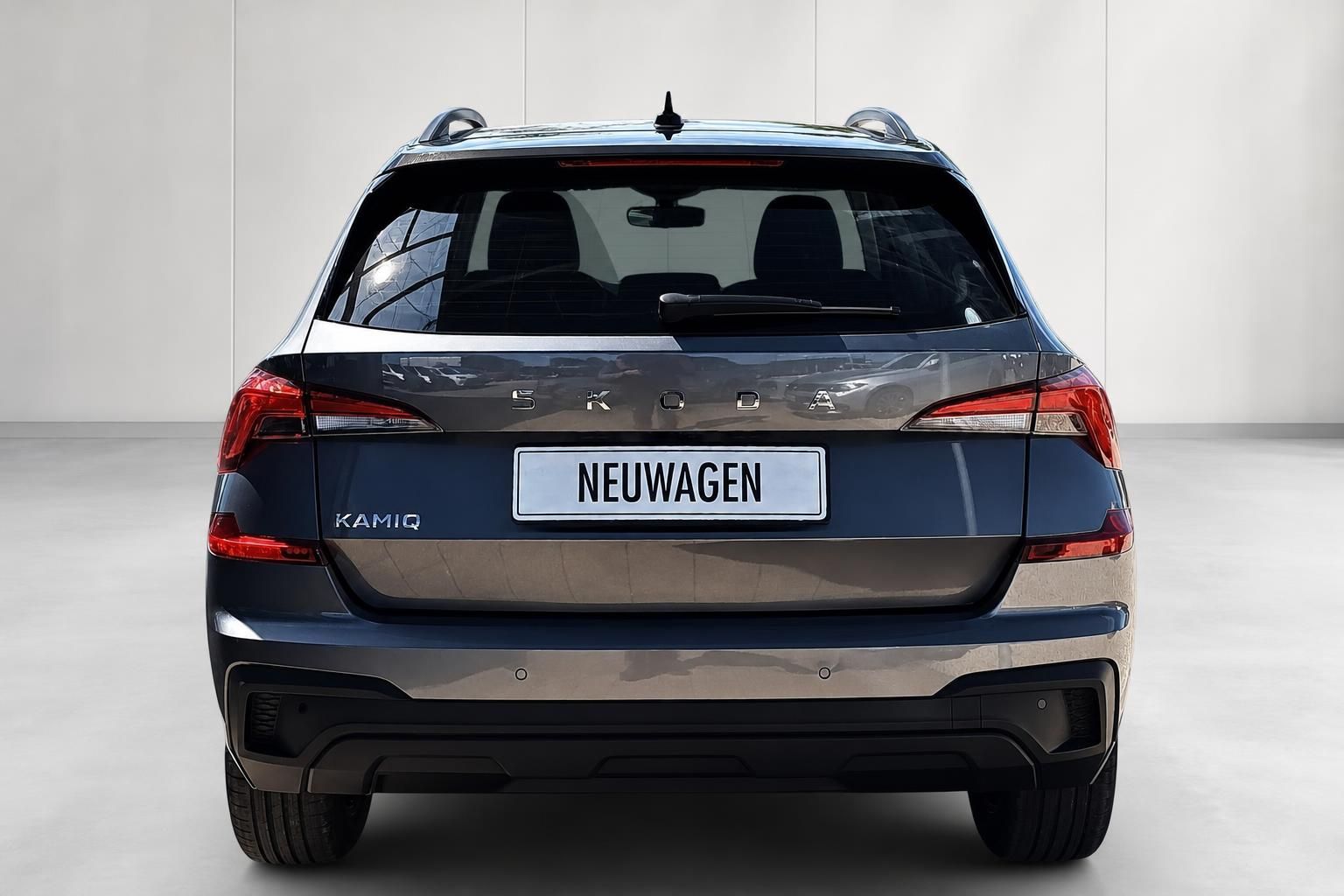 Škoda Kamiq Neuwagen, direkte Heckansicht mit Kennzeichen