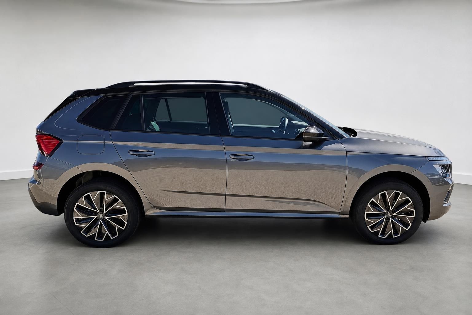 Škoda Kamiq Seitenansicht, Fahrzeug in Braun-Grau Metallic