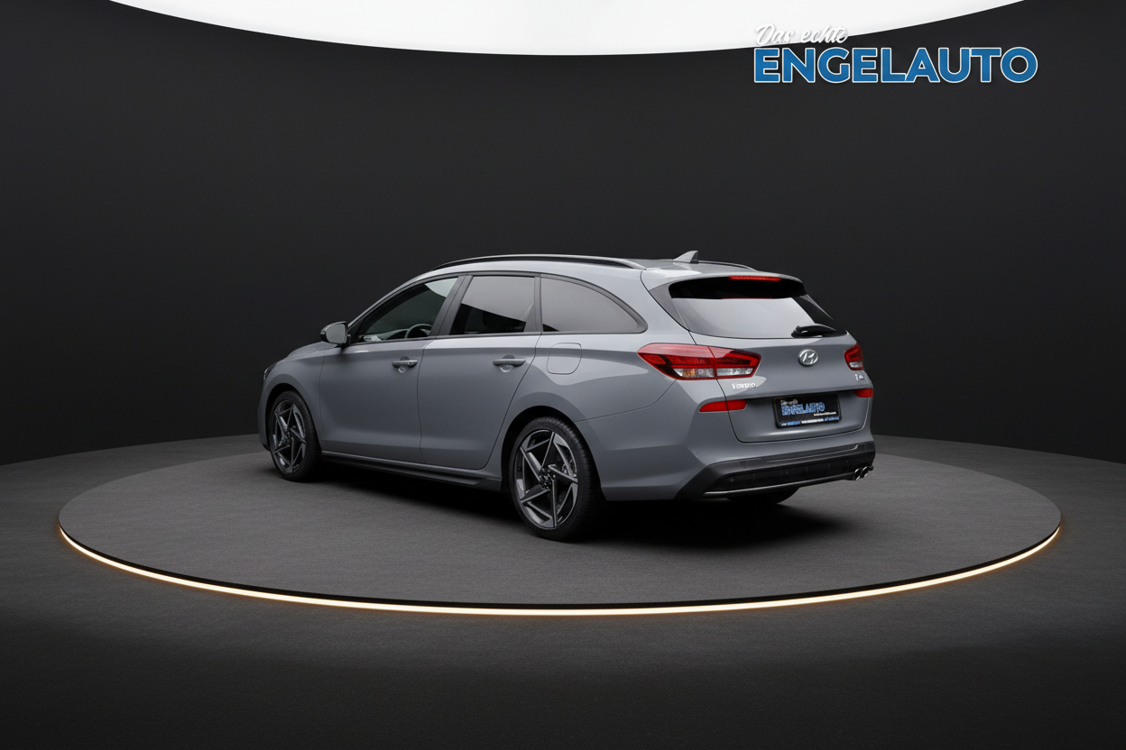 Hyundai i30 Kombi grau metallic Heckansicht mit Alufelgen bei Engelauto Händler auf Ausstellungsplattform