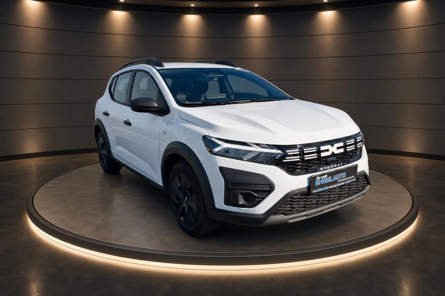 Dacia Sandero Stepway weiss Frontansicht im Autohaus - moderner SUV mit schwarzen Akzenten